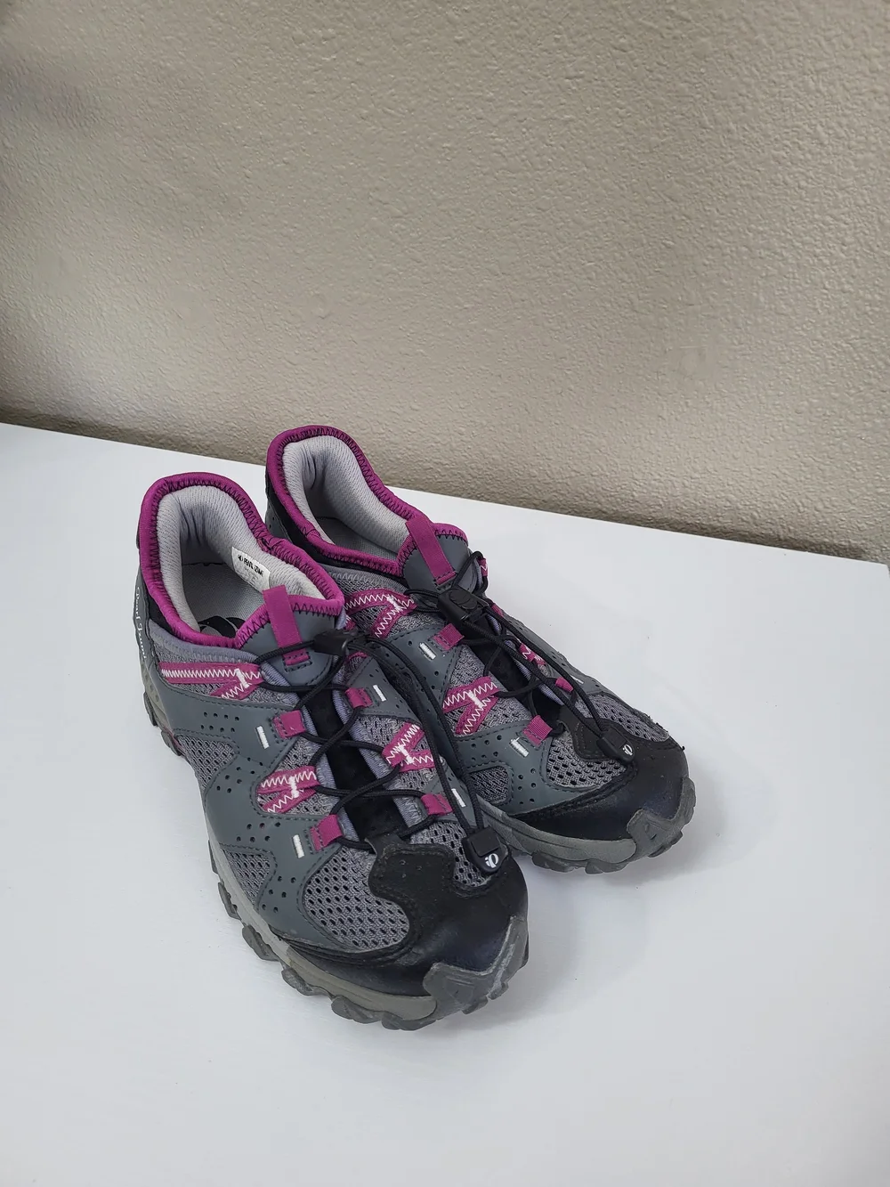 Pearl Izumi Gray and Pink Women's Trail Shoes Size 9